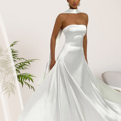 Damen Maxikleid Bandeau mit Halsschmuck aus Satin