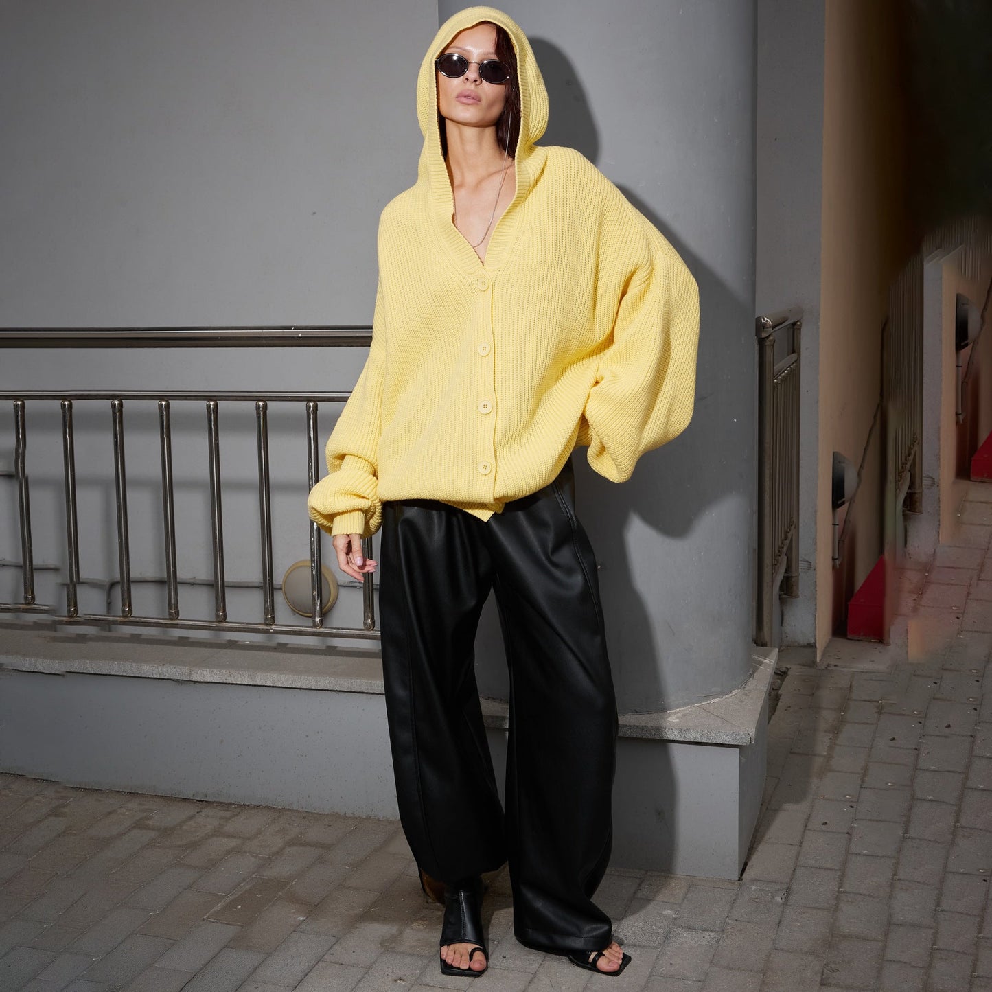 Damen Oversized Strickjacke mit Kapuze und Knöpfen - Norvielle