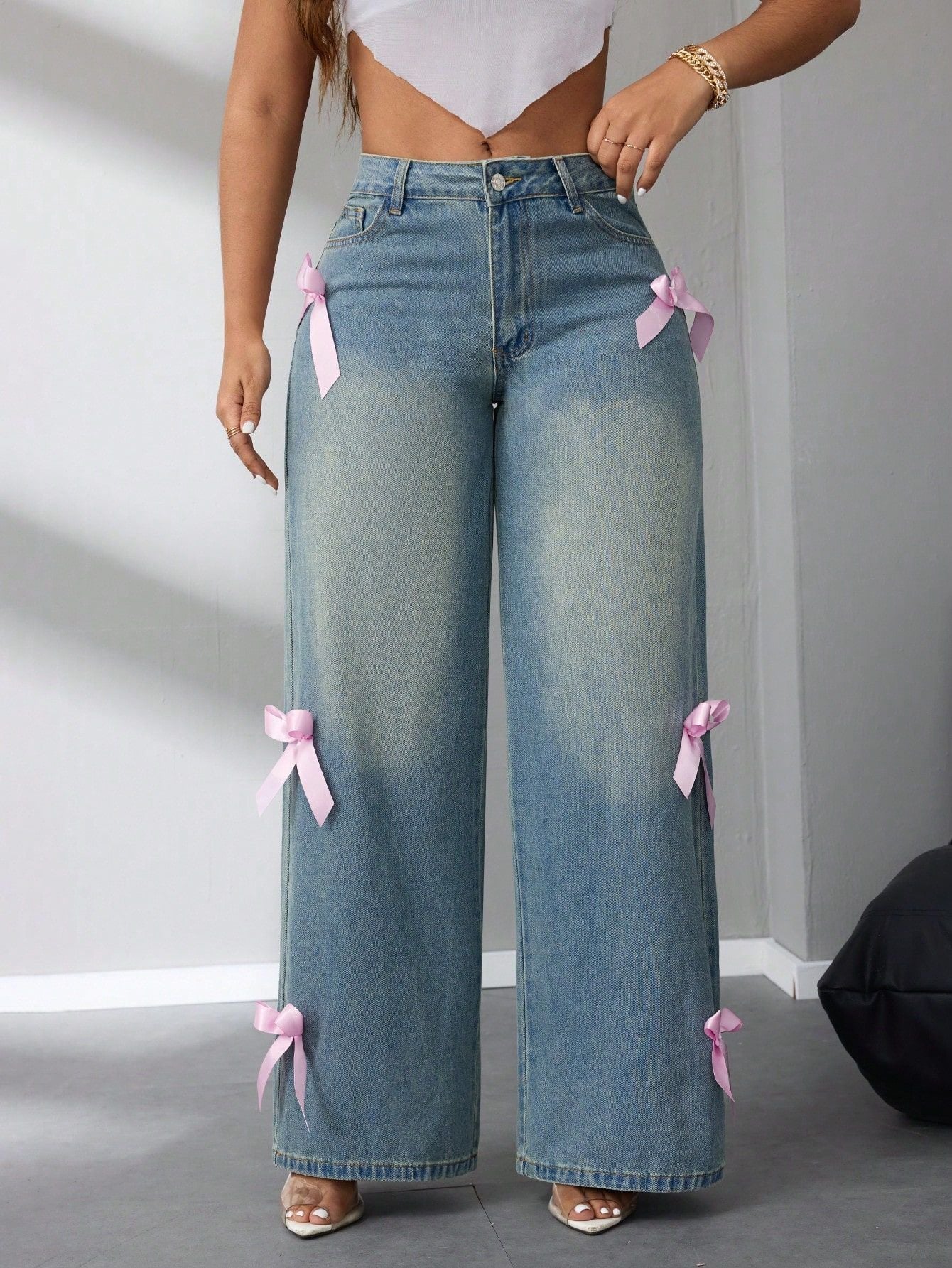 Damen High-Waist Jeans Weite mit Schleifenapplikationen