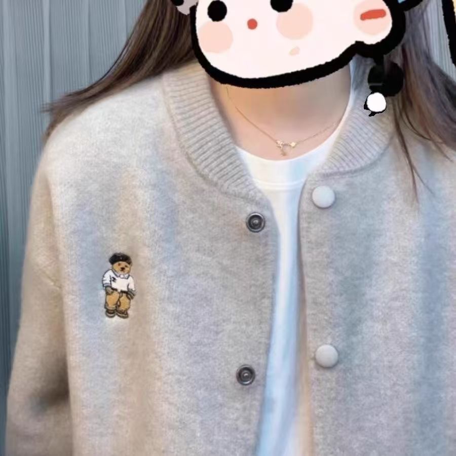 Damen Strickjacke mit Knöpfen und Bärenstickerei Norvielle