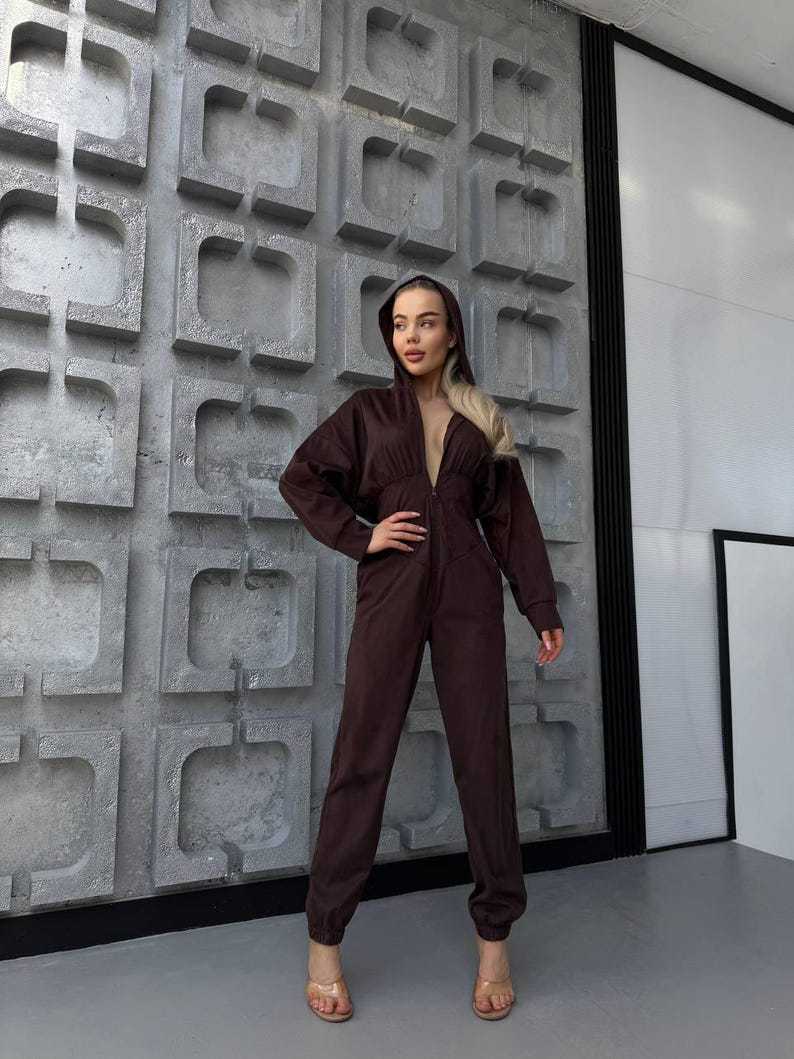 Damen Jumpsuit mit tiefem Ausschnitt und Kapuze