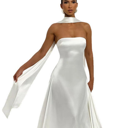 Damen Maxikleid Bandeau mit Halsschmuck aus Satin