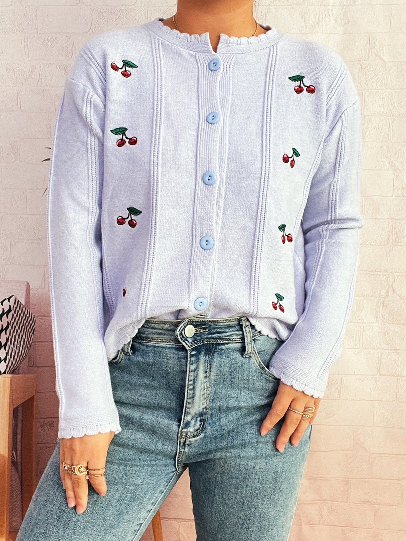 Damen Strickjacke Kirschenmotiv Rüschenkragen Norvielle