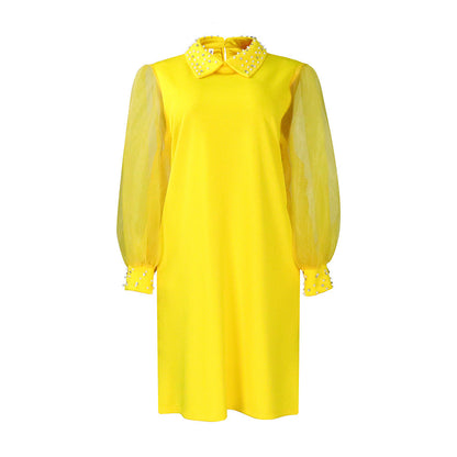 Damenkleid mit Tüllärmeln und verziertem Kragen