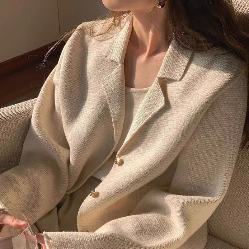Damen Bouclé-Jacke Goldknöpfe Beige