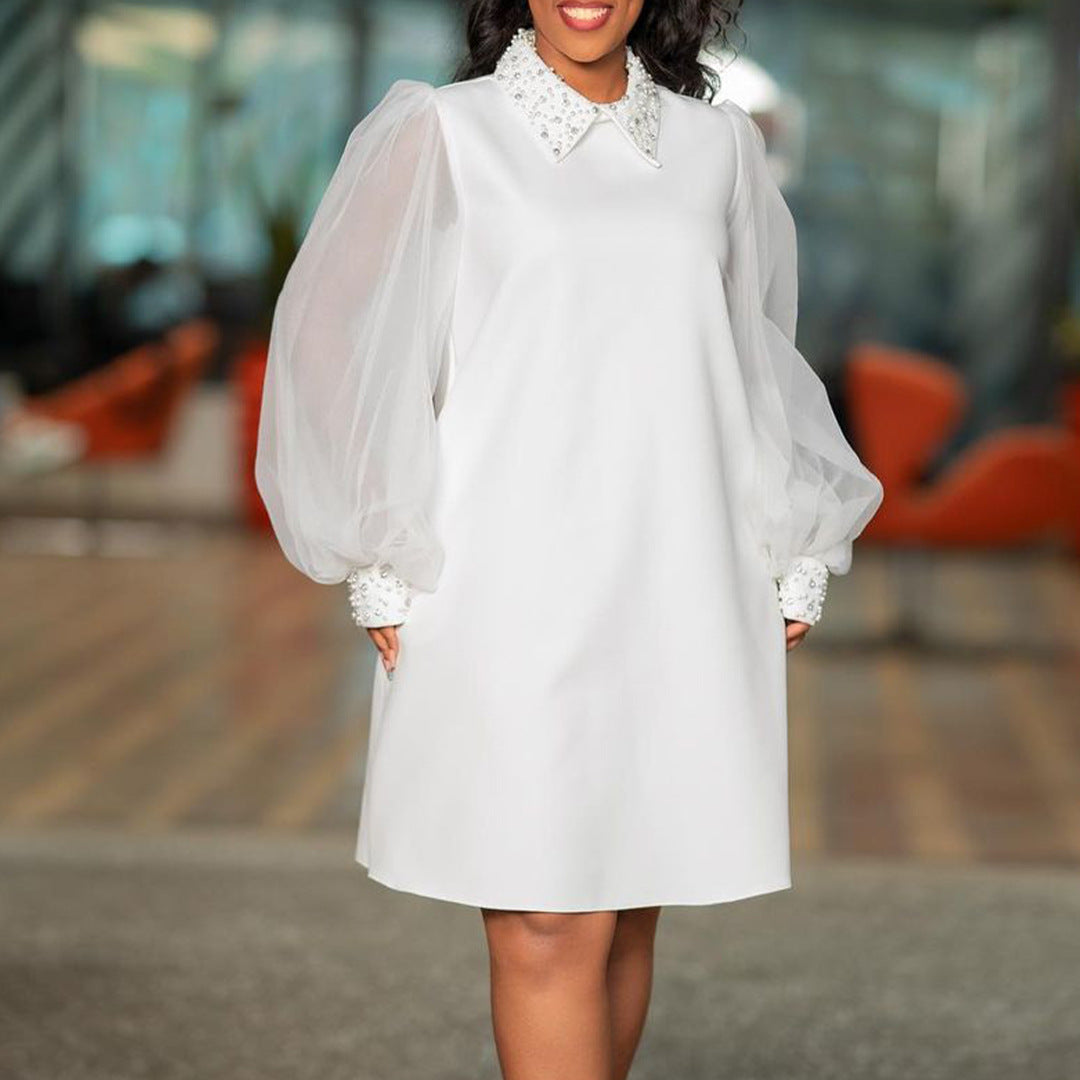 Damenkleid mit Tüllärmeln und verziertem Kragen