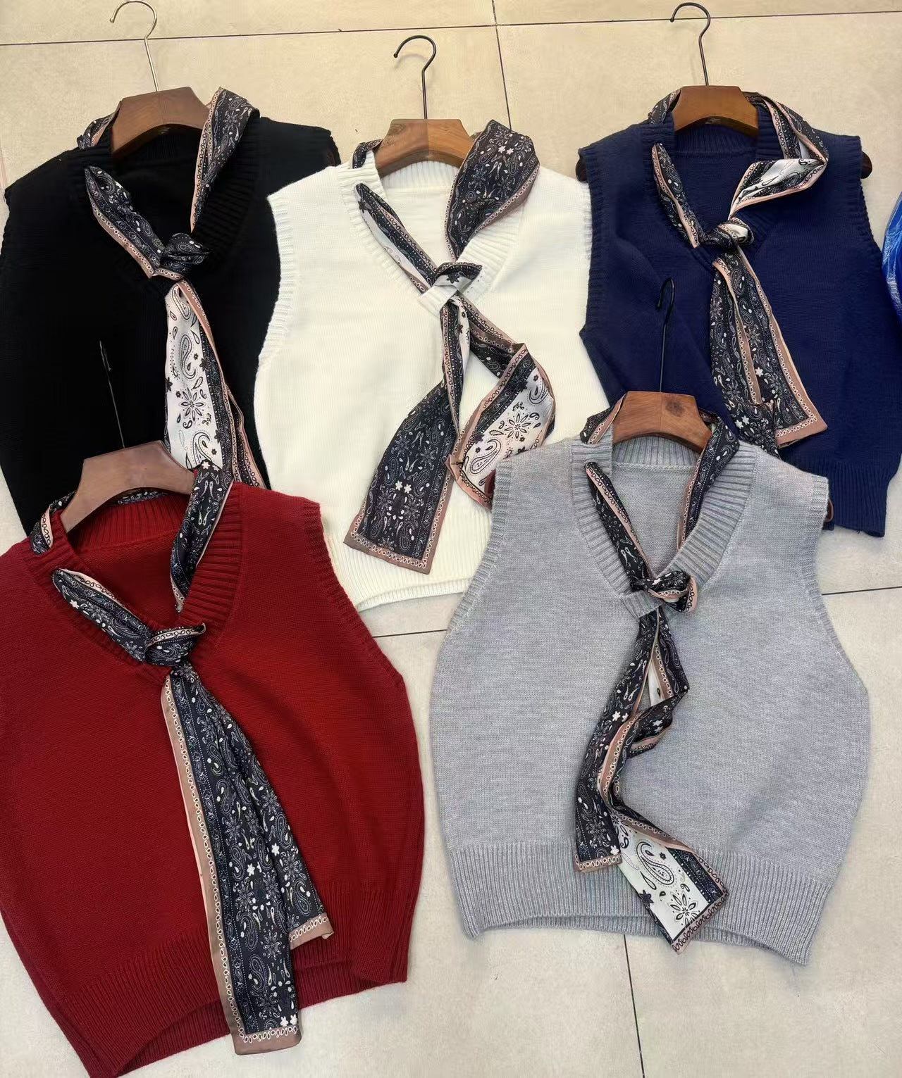 Damen Strickweste mit Halstuch-Applikation