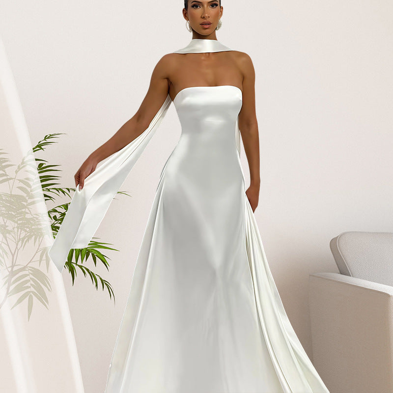 Damen Maxikleid Bandeau mit Halsschmuck aus Satin