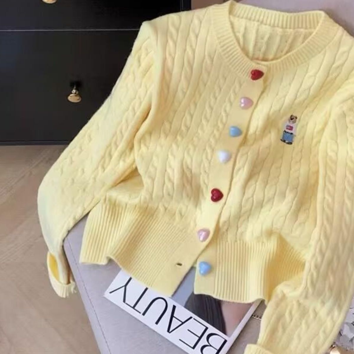 Damen Strickjacke mit Herzknöpfen Durchgehendes Muster Norvielle