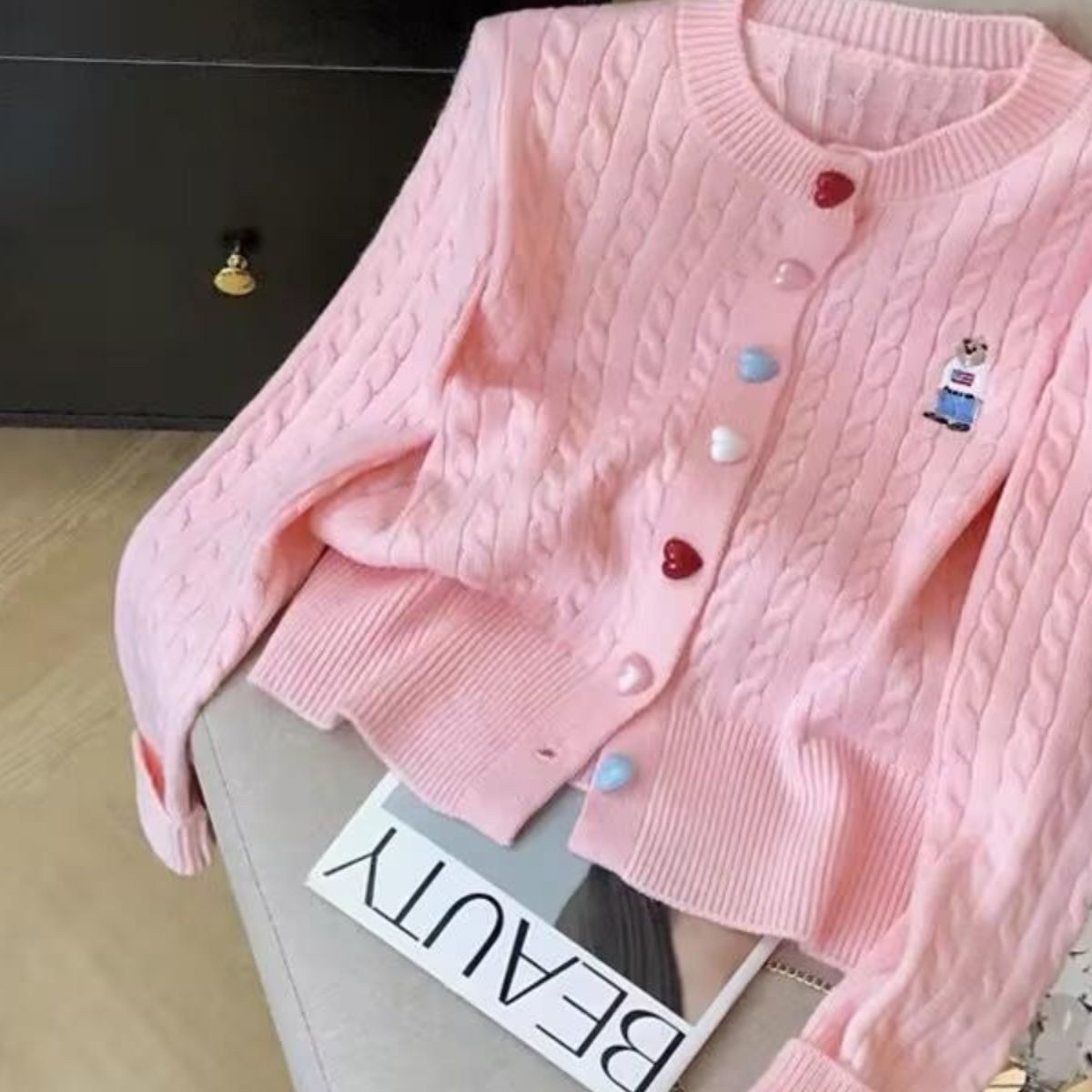 Damen Strickjacke mit Herzknöpfen Durchgehendes Muster Norvielle