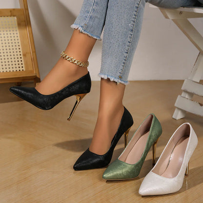 Cavina Damen Pumps aus Satin mit Goldabsatz und Eleganter Struktur - Norvielle