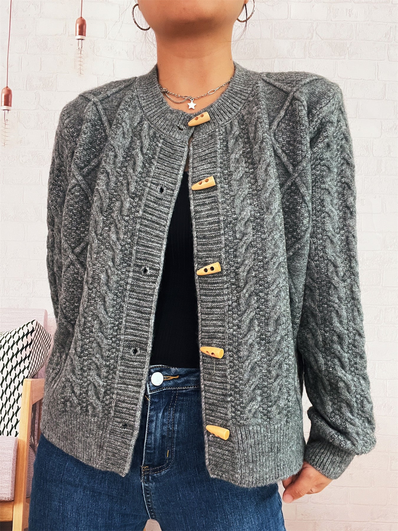 Damen Strickcardigan Weich Nautisches Zopfmuster Holzknöpfe Beige