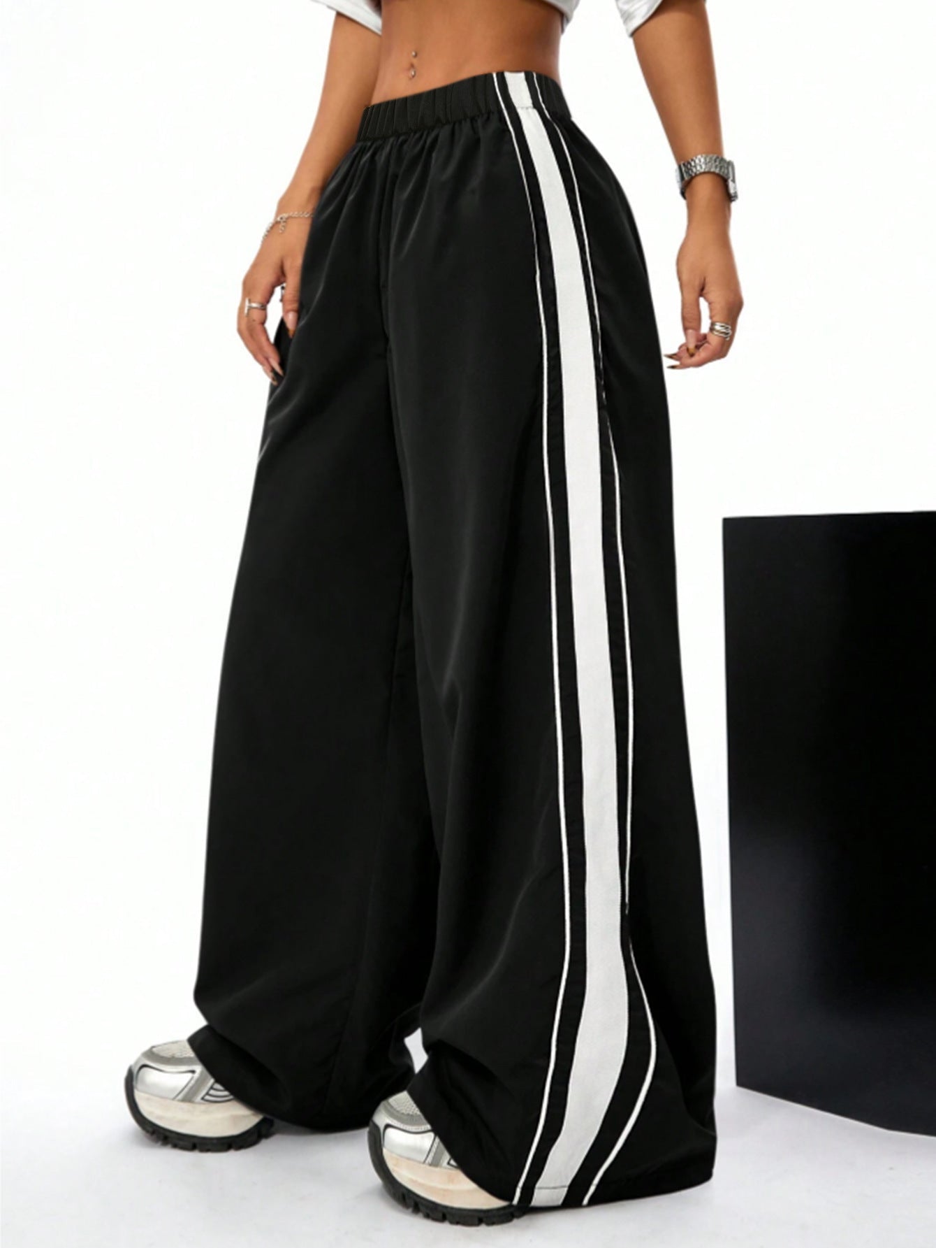 Damen Sporthose Weit mit Kontraststreifen