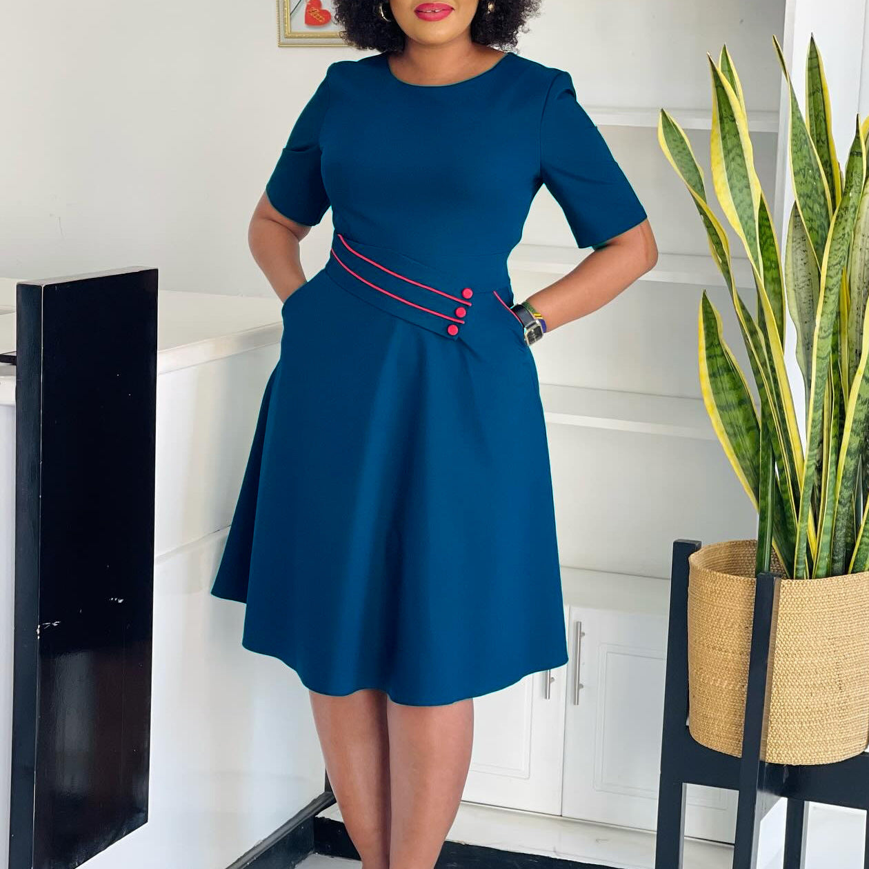 Damen A-Linien Kleid mit Gürtel und Knöpfen Norvielle