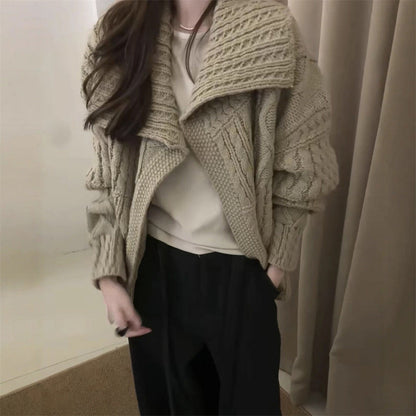 Damen Grobstrickjacke Hochkragen Zopfmuster Norvielle