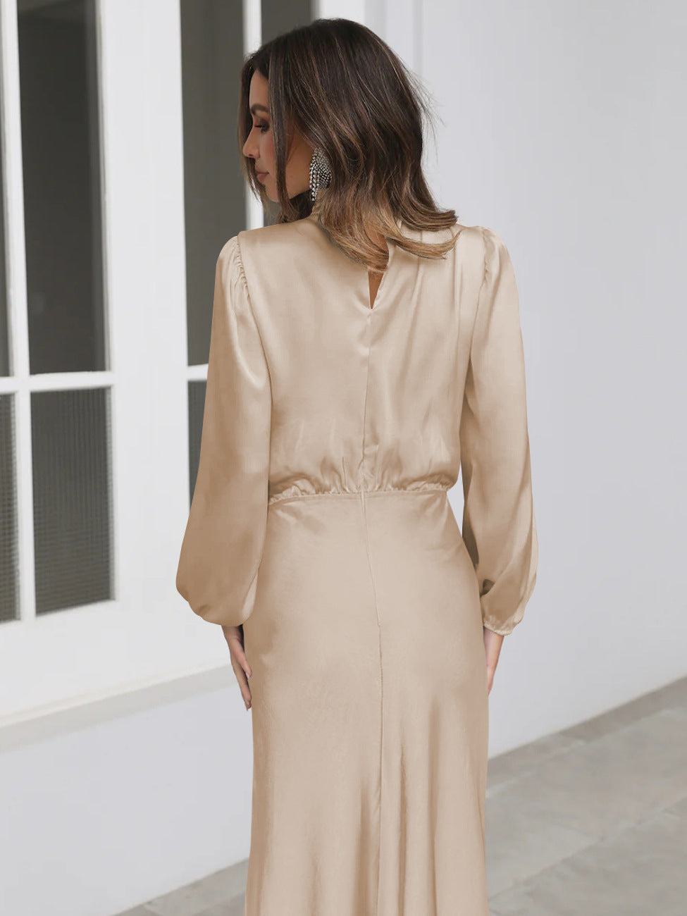 Elegantes Damenkleid aus Satin mit Langen Ärmeln