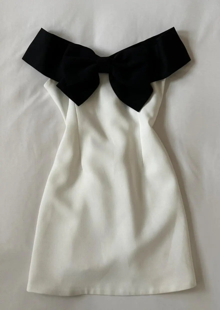 Weißes Damenminikleid mit er Schleife und V-Ausschnitt