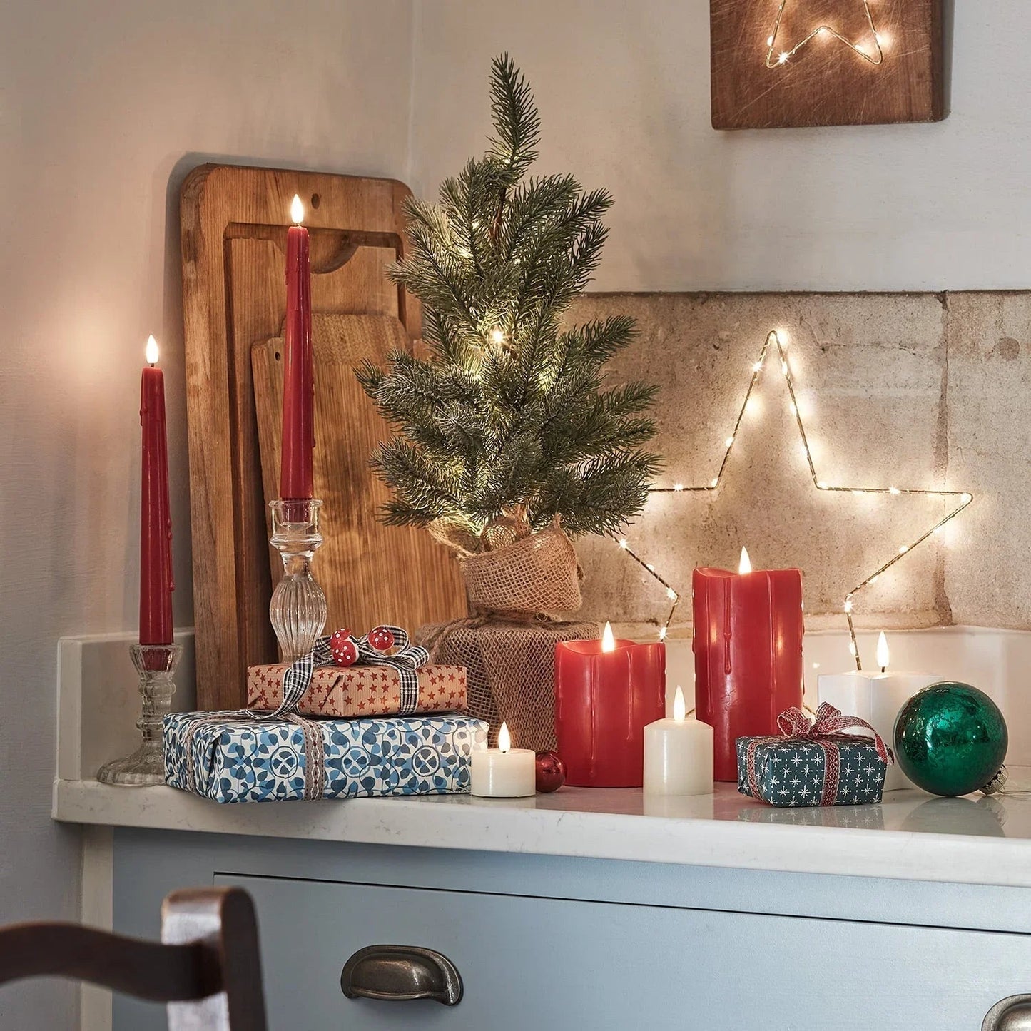 Kleiner Weihnachtsbaum Mit LED-Lichtern Frostige Äste