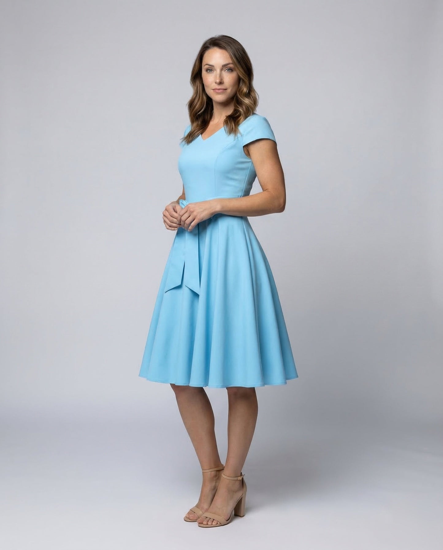 Damen Kleid mit V-Ausschnitt und Gürtel - Norvielle
