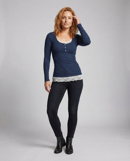 Damen Langarmshirt mit Knopfleiste Spitzenoptik Weiß - Norvielle