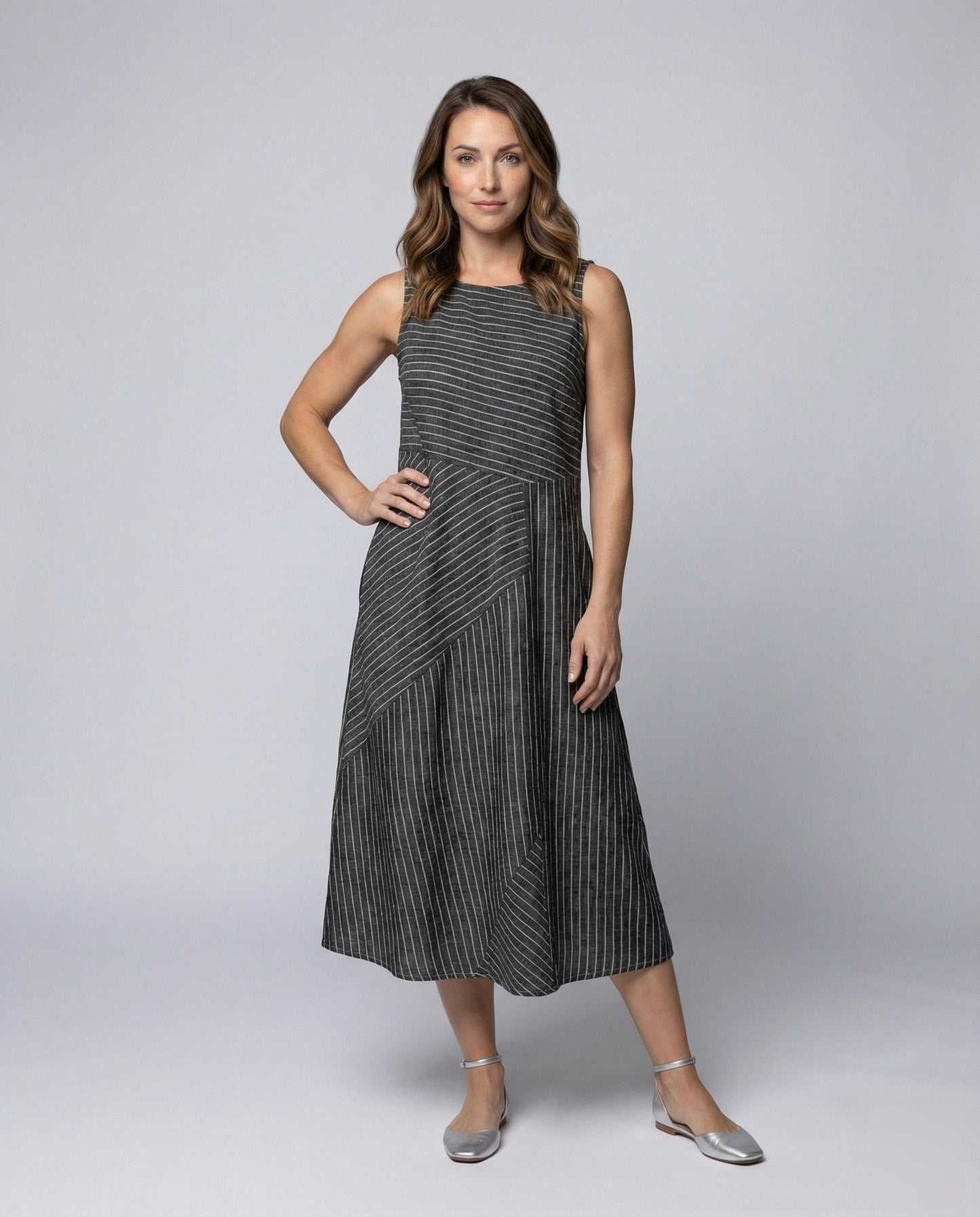 Damen Leinenmix Midikleid mit Diagonale Nahtpaneele - Norvielle