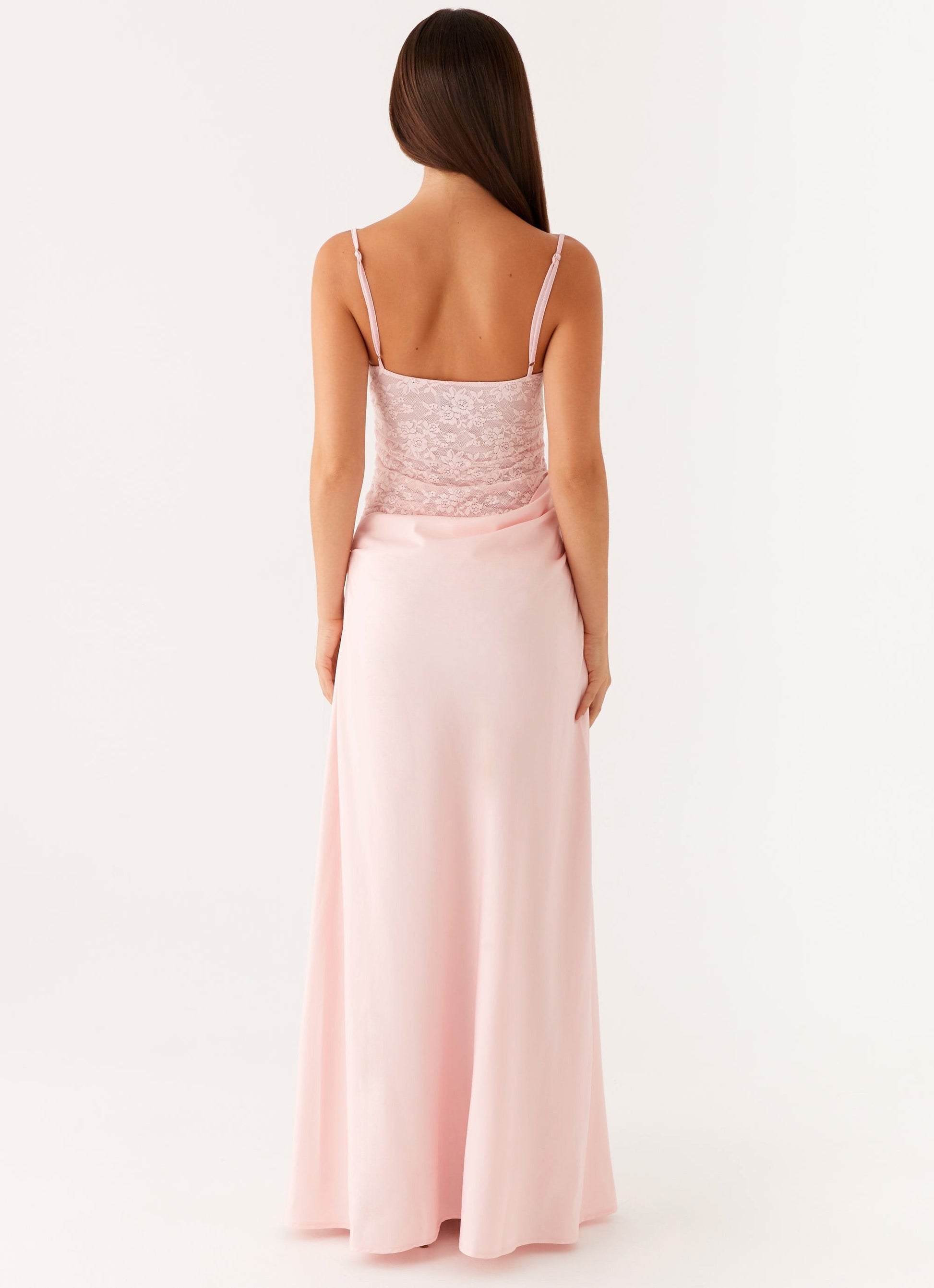 
rückansicht von rosa abendkleid mit verstellbaren trägern
