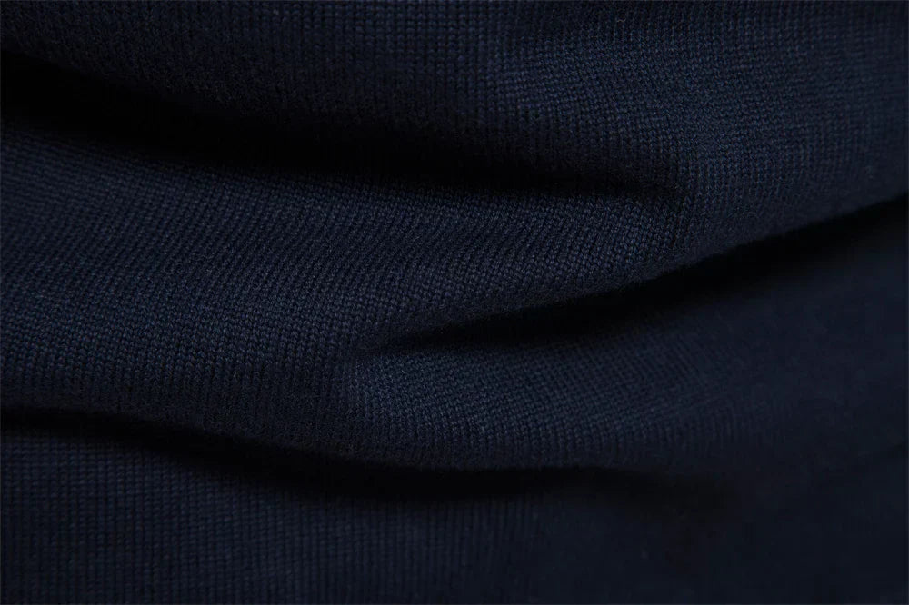 Gestreifter Pullover mit Reißverschluss und Stehkragen
