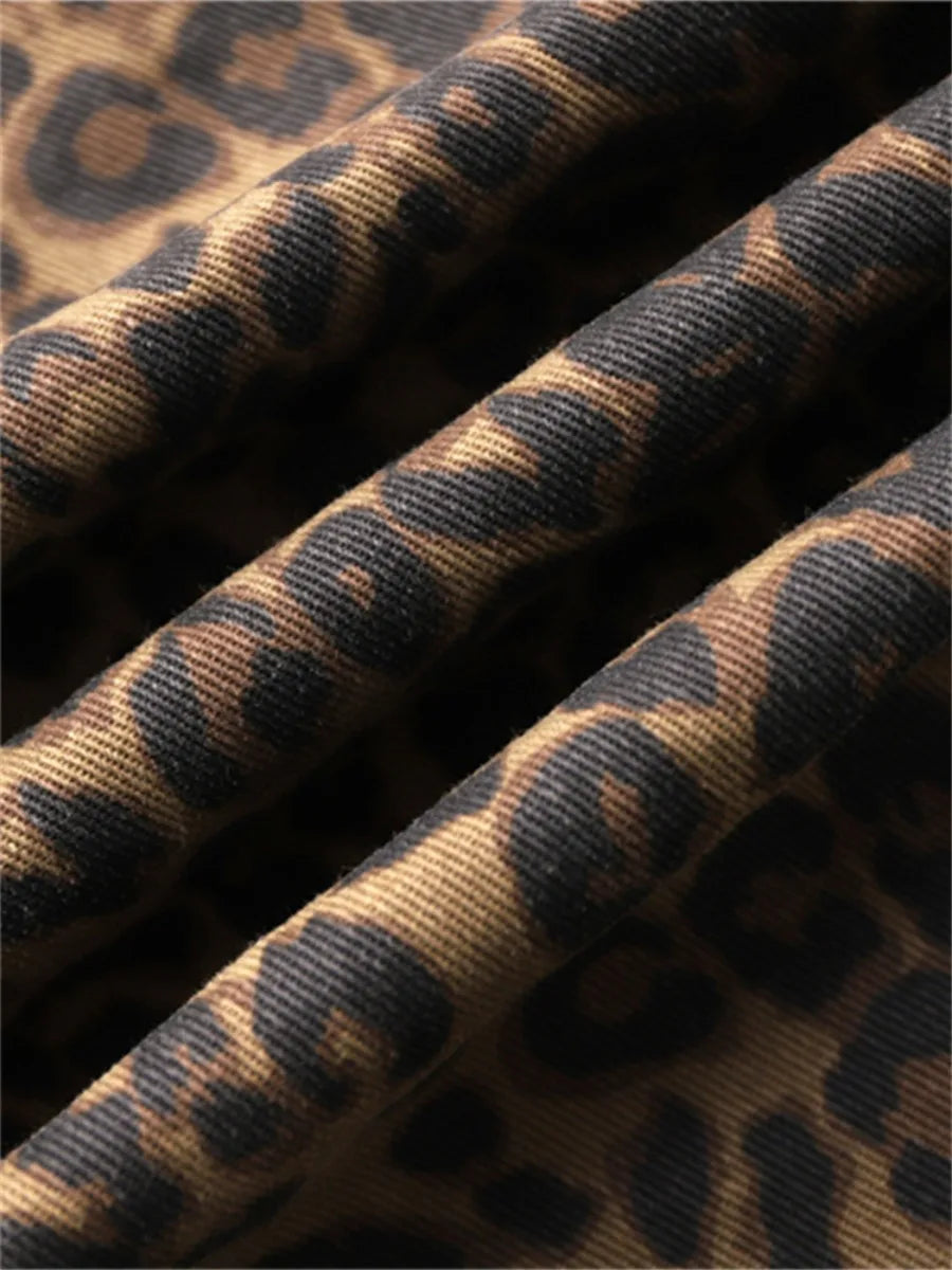 close-up leopard denim mit kontrastnähten an tasche