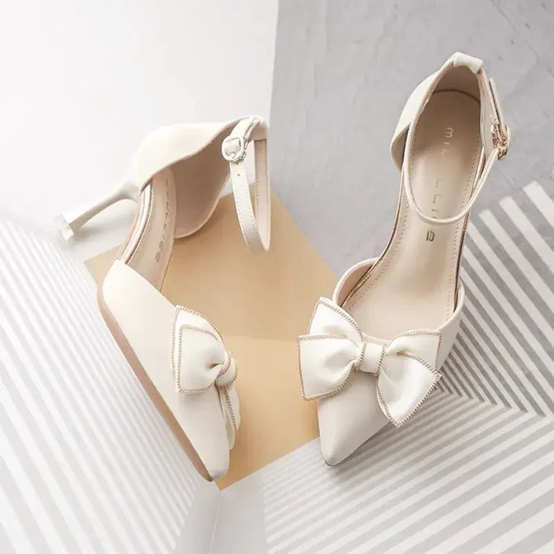 Damen Riemchen Schuhe Spitz Absatz Fliege Detail
