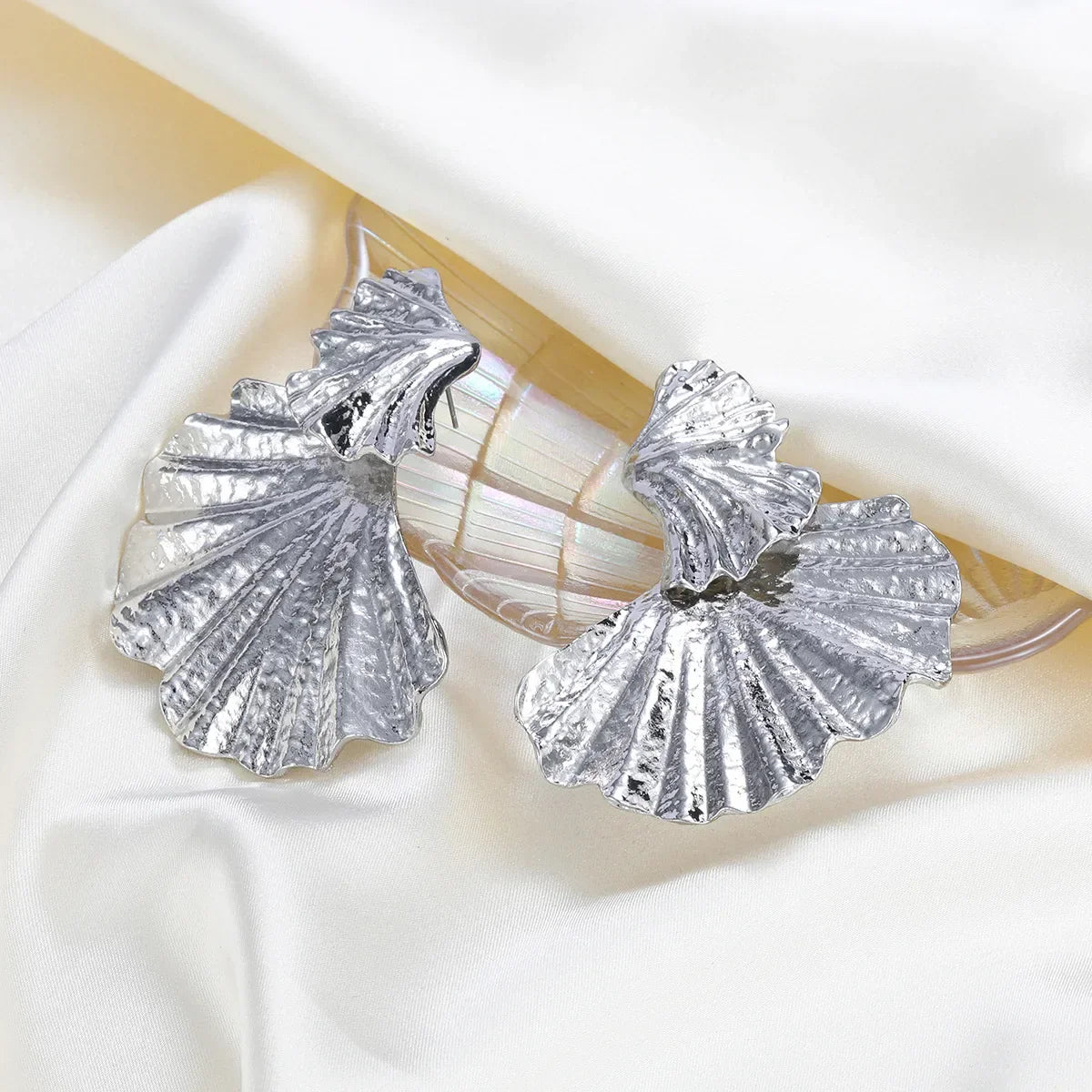 Silberne Aurelia Wave Ohrringe mit skulpturalem Design
