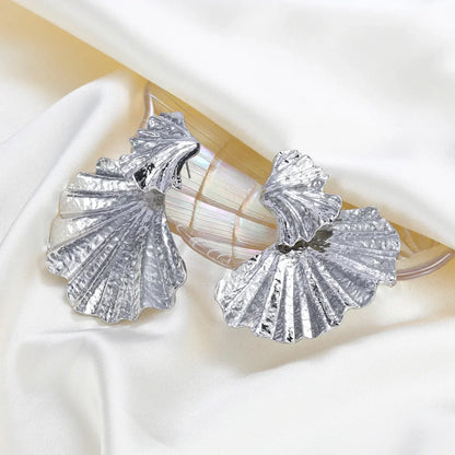 Silberne Aurelia Wave Ohrringe mit skulpturalem Design
