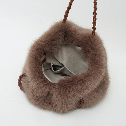 Fiora Damen Fluff Handtasche Geflochtener Henkel Kette Beige