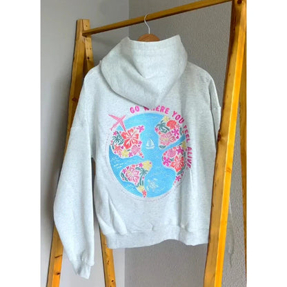 Grauer Hoodie auf Holzständer mit bunter Rückenprint
