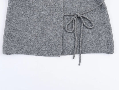 Detailansicht Wickelweste für Damen mit Knopf und Taillenband