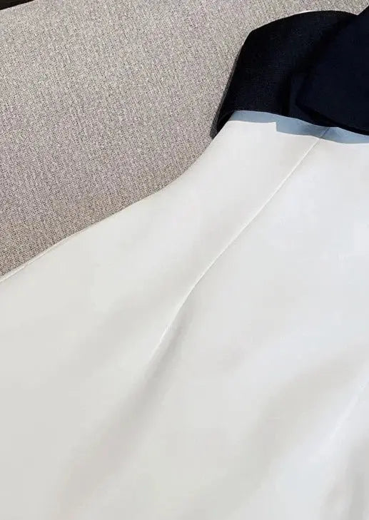 Weißes Damenminikleid mit er Schleife und V-Ausschnitt