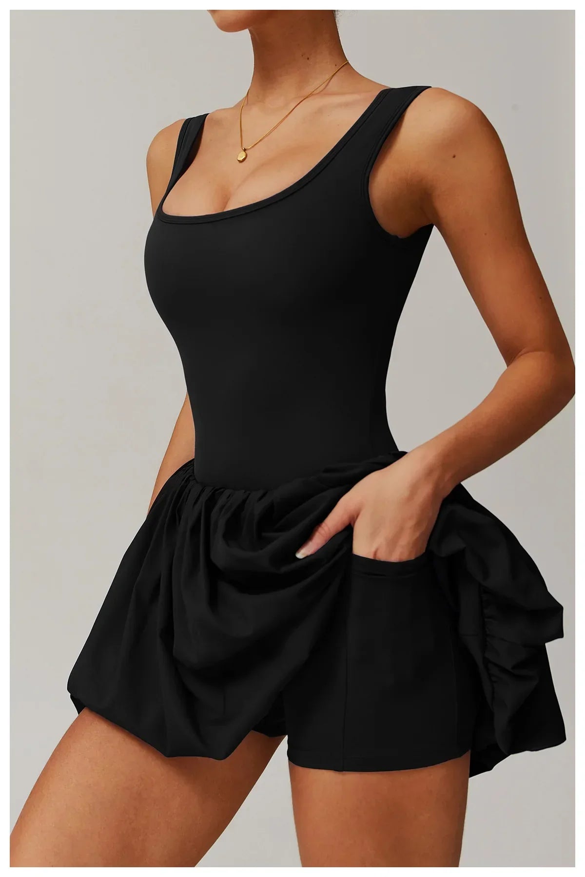 Rückansicht Playsuit Damen in Schwarz, sportlich & bequem
