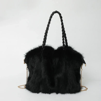 schwarze fluffy handtasche mit geflochtenem henkel und goldkette