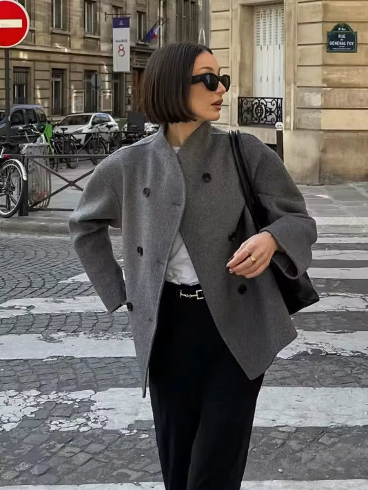 graue double breasted damenjacke im oversized fit minimalistisch