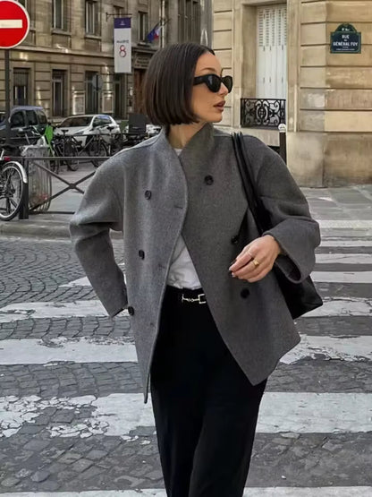 graue double breasted damenjacke im oversized fit minimalistisch