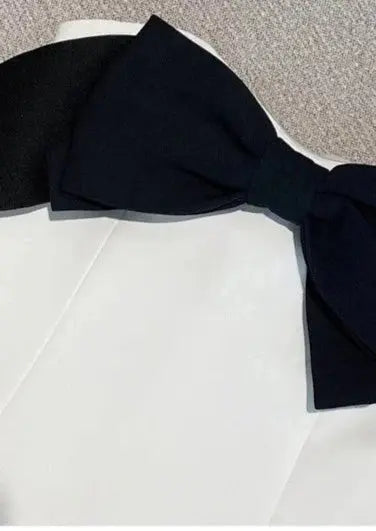 Weißes Damenminikleid mit er Schleife und V-Ausschnitt