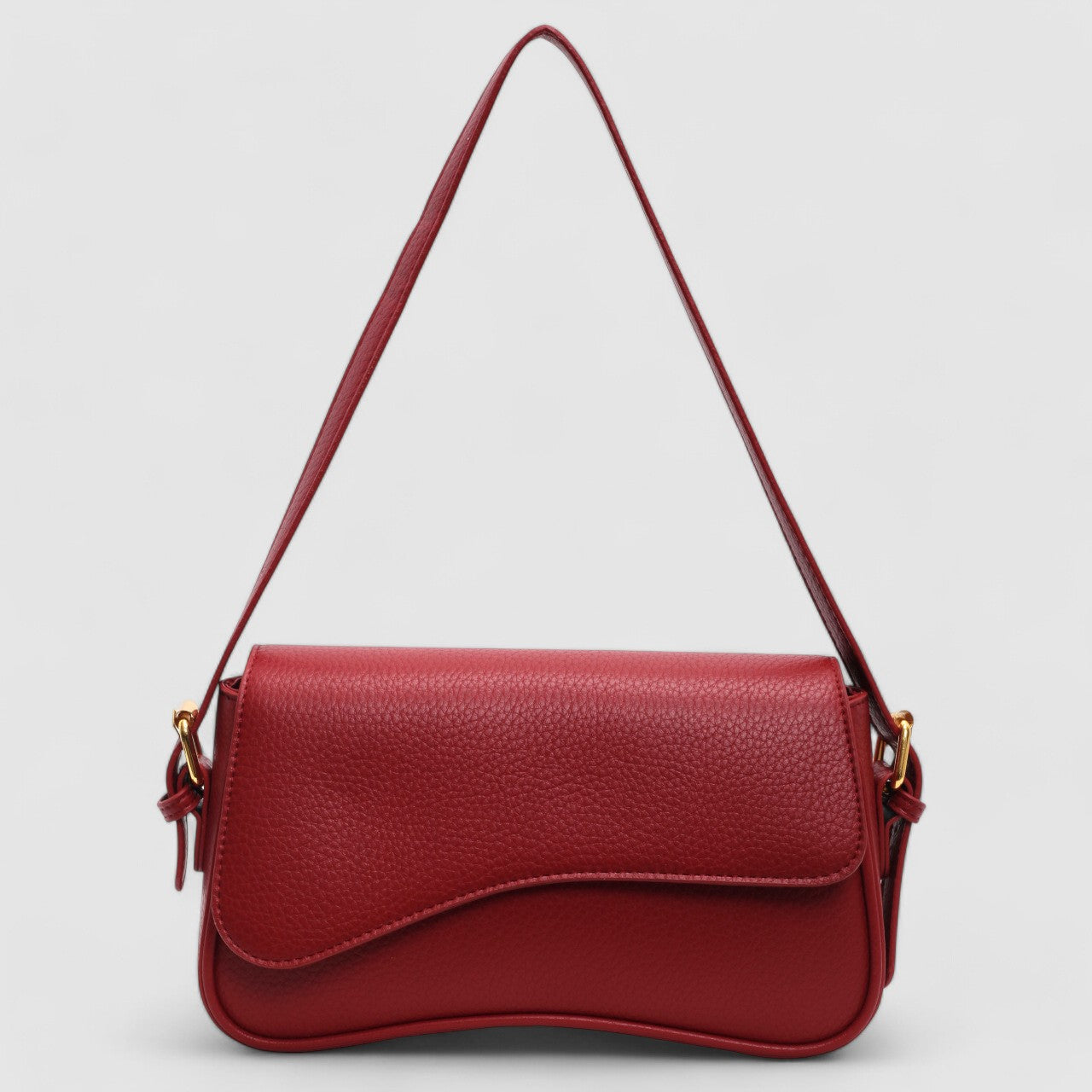 rote minimalistische Schultertasche aus veganem Leder mit verstellbarem Gurt