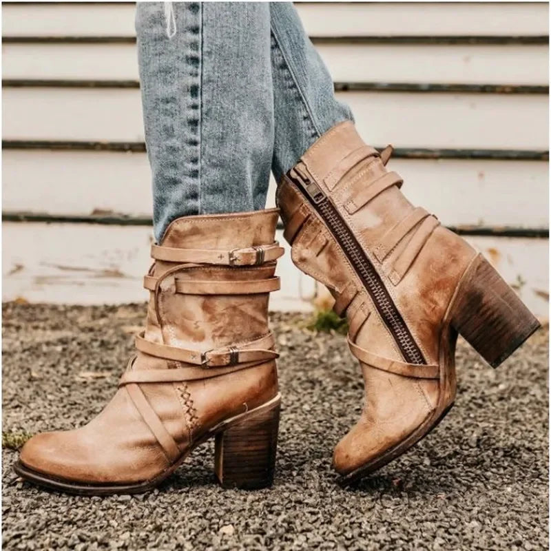Rebelia Chunky Stiefeletten in Taupe kombiniert mit Jeans