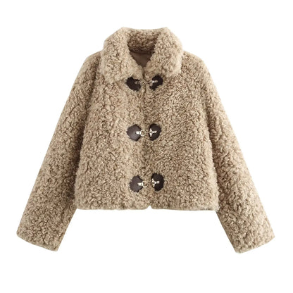 Nahaufnahme der Faux-Fur-Oberfläche der Teddyjacke
