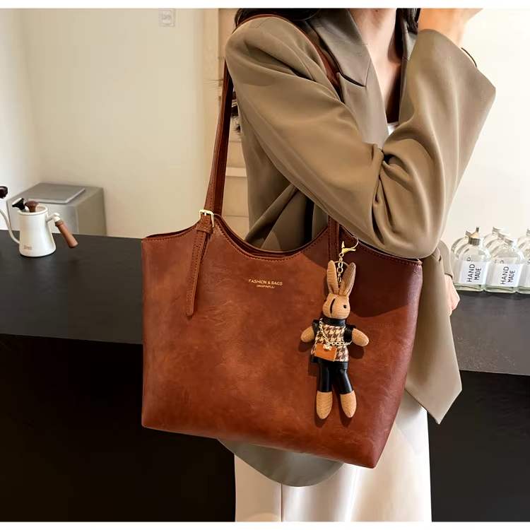 Große Schultertasche Veganleder Vintage-Look Abnehmbarer Anhänger