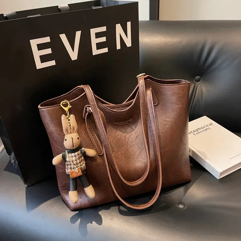 Dunkelbraune Tote Bag mit abnehmbarem Hasenanhänger