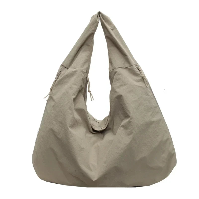 Beige Aether Tote im modernen Raum
