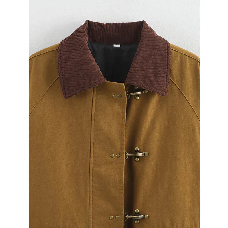 camel jacke damen kombiniert mit lederhose und chunky boots