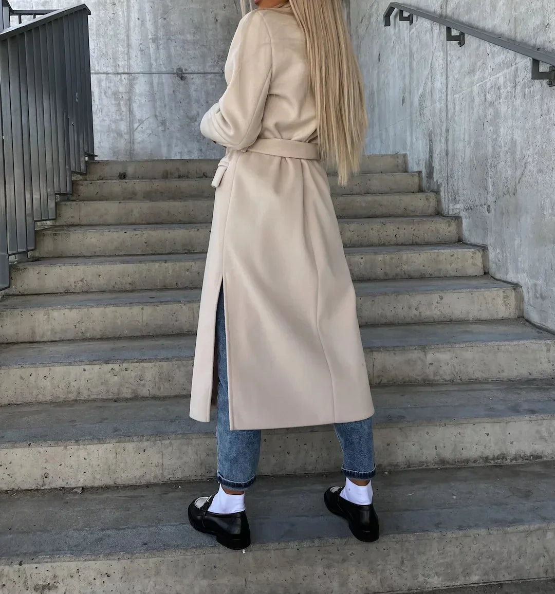 Luxora Mantel beige, Rückansicht auf Treppe
