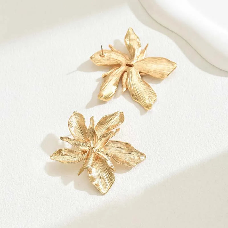 Goldene Blumen Ohrringe mit Silber Akzent