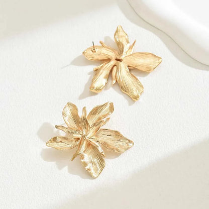 Goldene Blumen Ohrringe mit Silber Akzent